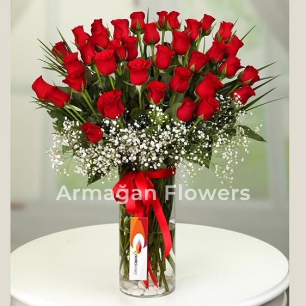 33 Red Roses in Vase Resim 1