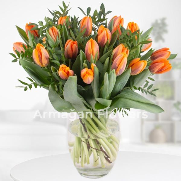 25 Tulips in Vase Resim 1