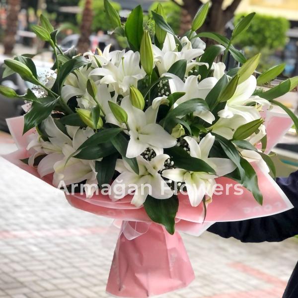 White Lilly Bouquet  Resim 1