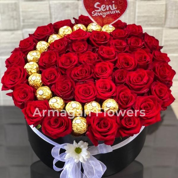 45 Roses in Box and Chocolate  Resim 2