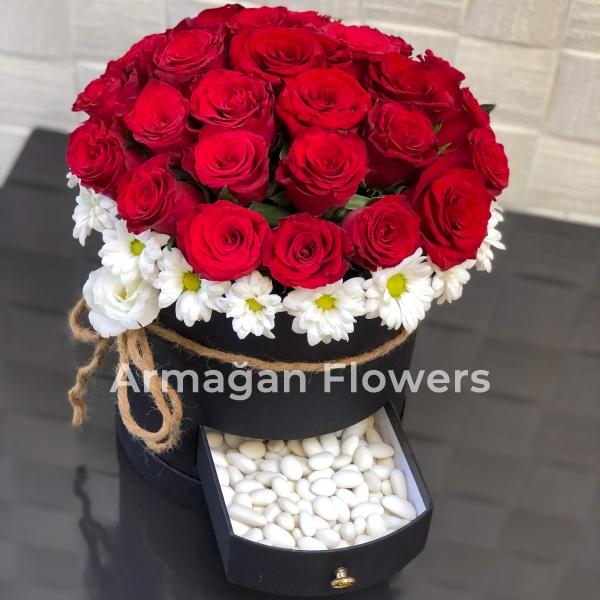 İn Box 19 Red Roses and Candies Resim 1